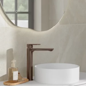 Nærbilde av VikingBad Maya speil montert på bad med LED-lys som fremhever fliser og innredning