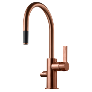 Tapwell ARM385 kjøkkenbatteri i oksiderende kobber – eldes naturlig fra mørk gull til karakteristisk grønn patina.